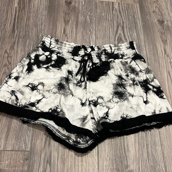 No Boundaries Pants - No boundaries size medium black & white tie dye lightweight shorts